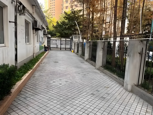 落户深圳中介推荐_陈佩斯电影《戏台》：嬉笑过后，无尽悲凉 一辆野猪撞上快车城际